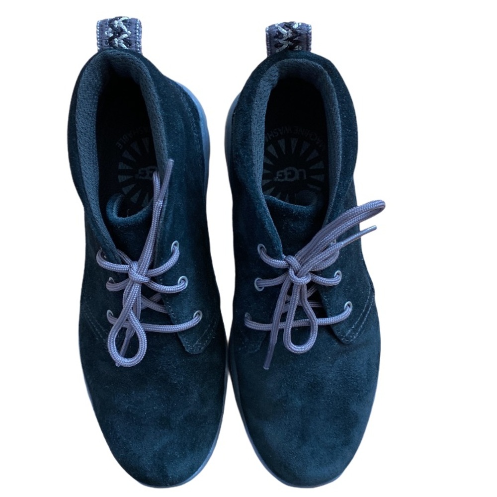 UGG Canoe Suede II Boys Sz 4 (Big Kid)